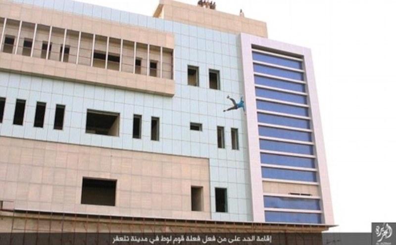 Οι τζιχαντιστές θανατώνουν με φριχτό τρόπο ακόμη και κάποιον που υποψιάζονται πως είναι ομοφυλόφιλος (Photos)  - Media