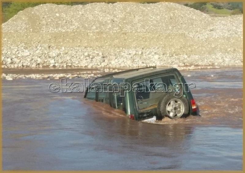 Επιχείρησαν να διασχίσουν τον Πηνειό με... τζιπ - Κινδύνευσαν σοβαρά (Photos) - Media