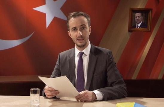 Κωμικός τραγουδά ανάποδα το «Happy Birthday» (Video) - Media