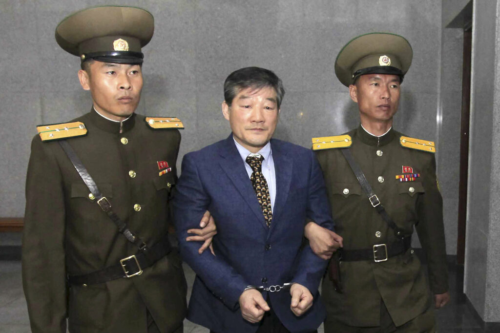 Αμερικανοκορεάτης καταδικάστηκε σε 10 χρόνια καταναγκαστικά έργα για ανατρεπτική δράση στη Β.Κορέα - Media