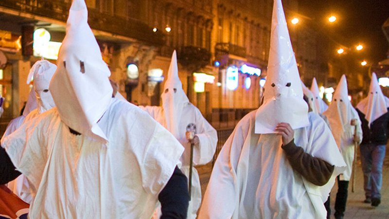 Τελετές που παραπέμπουν στη Κου Κλουξ Κλαν στην Πάτρα - Media