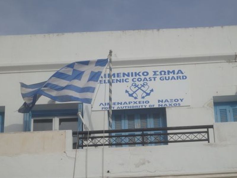 Λιμενικός τραυματίστηκε με το όπλο του μέσα στο Λιμεναρχείο Νάξου - Media