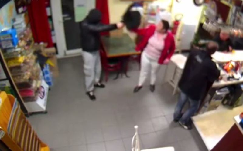 Ληστής «έφαγε» της χρονιάς του από… ιδιοκτήτρια παντοπωλείου (Video) - Media