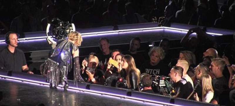 Η Μαντόνα έκανε πρόταση γάμου στην 17χρονη Ελληνίδα που ξεγύμνωσε (Photos + Video) - Media