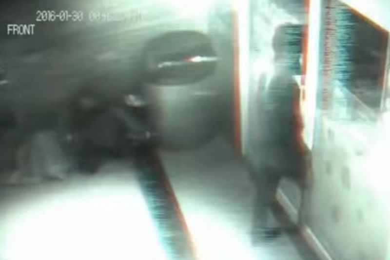Το βίντεο που δίχασε το ίντερνετ: Άνδρας «από το 2019» περνά μέσα από πόρτα (Video) - Media
