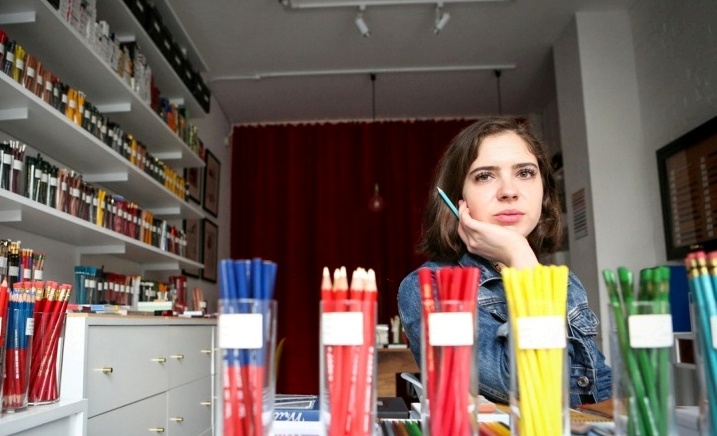 25χρονη κάνει «χρυσές δουλειές» πουλώντας μολύβια - Media