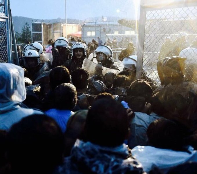 Λέσβος: Νέες εικόνες από την εξέγερση στο hot spot της Μόριας - Media