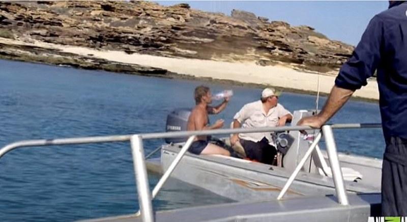 Γύριζαν ντοκιμαντέρ όταν βρήκαν έναν... ναυαγό (Photos -Video) - Media