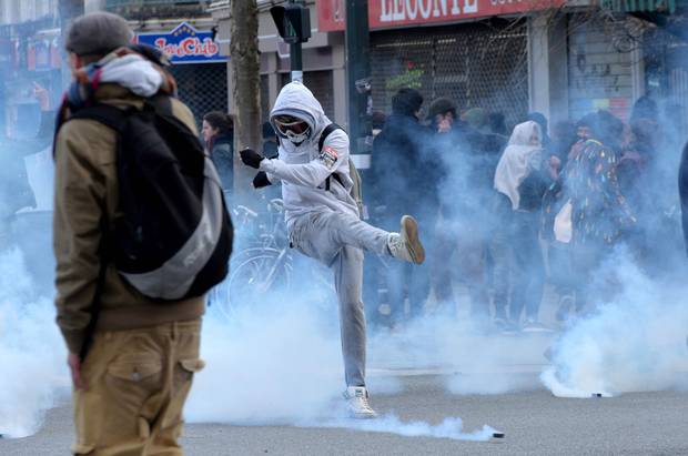 Στους δρόμους οι Γάλλοι για το νομοσχέδιο της εργατικής μεταρρύθμισης - Συγκρούσεις με την αστυνομία (Photos - Video) - Media