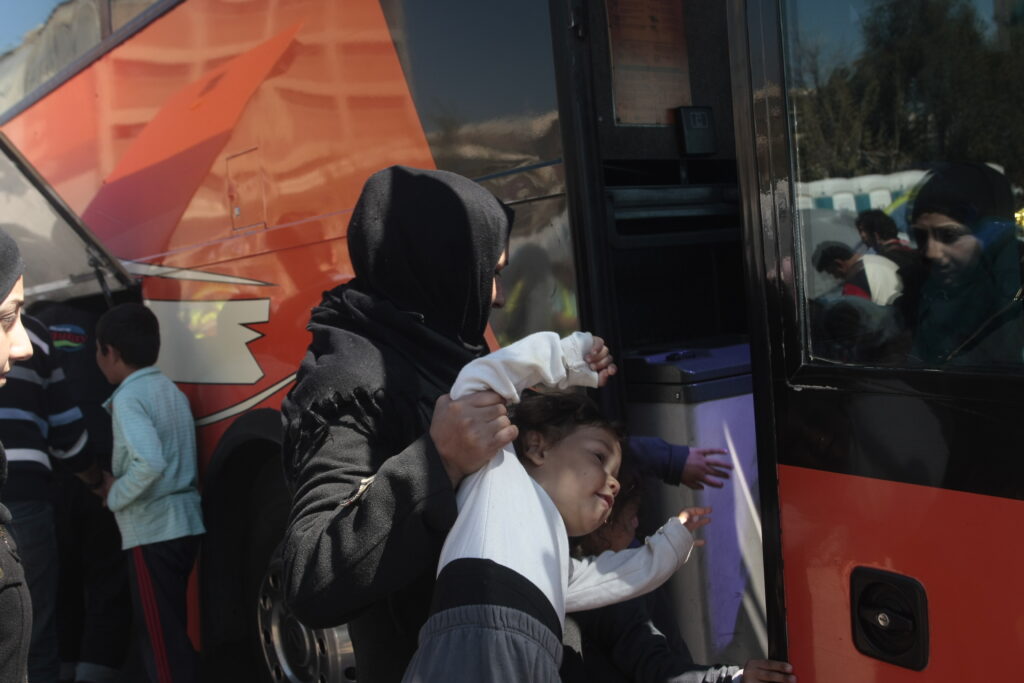 Αρνούνται να φύγουν από τον Πειραιά οι πρόσφυγες - Φοβούνται απέλαση στην Τουρκία - Media