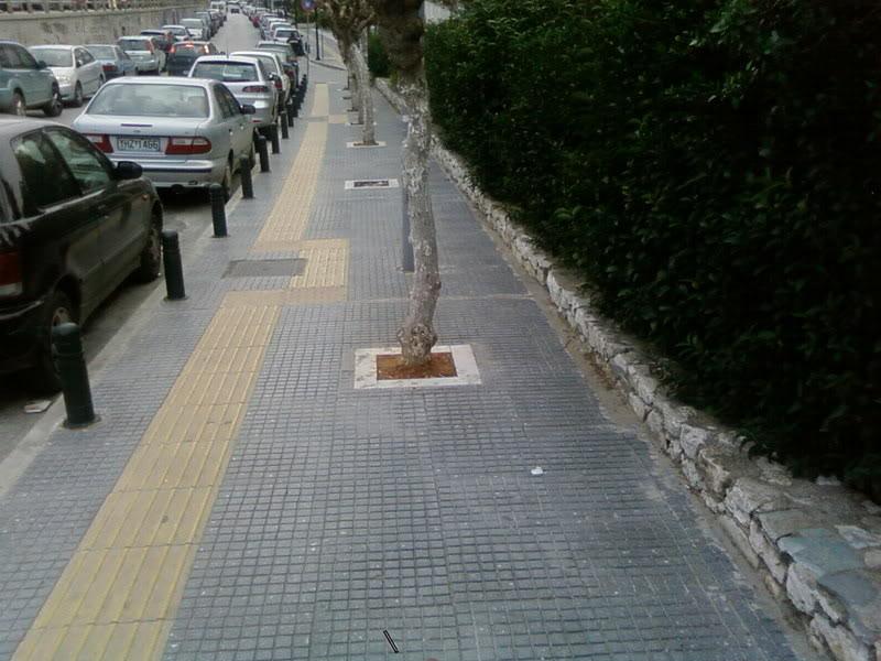 Κορωνοϊός: Η κοινωνική αποστασιοποίηση «σκοντάφτει» στα... πεζοδρόμια: Είναι πολύ μικρά! - Media