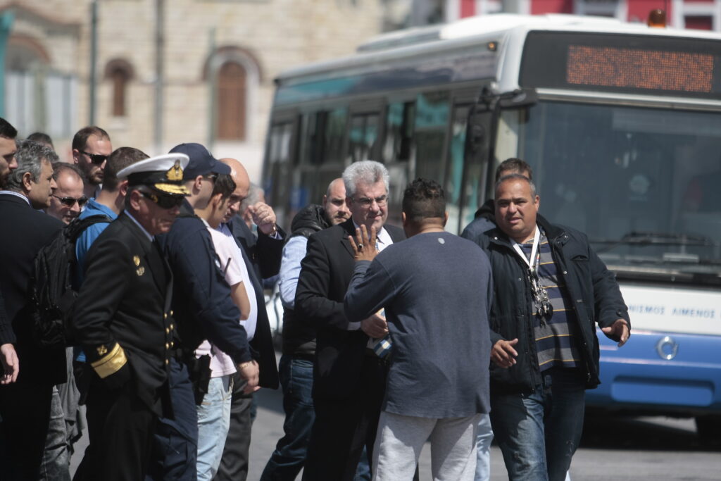 Εκκενώθηκε ο επιβατικός σταθμός της πύλης Ε3 - 4.500 πρόσφυγες παραμένουν στο λιμάνι του Πειραιά - Media