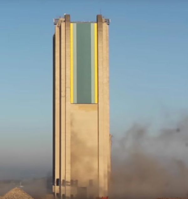 Πύργος «αρνείται» να κατεδαφιστεί (Video) - Media
