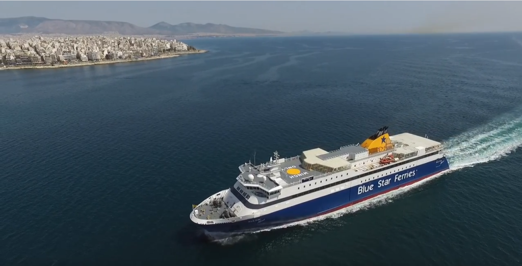 Ο κατάπλους του Blue Star Naxos στο λιμάνι του Πειραιά – Εντυπωσιακή λήψη από drone (Video) - Media