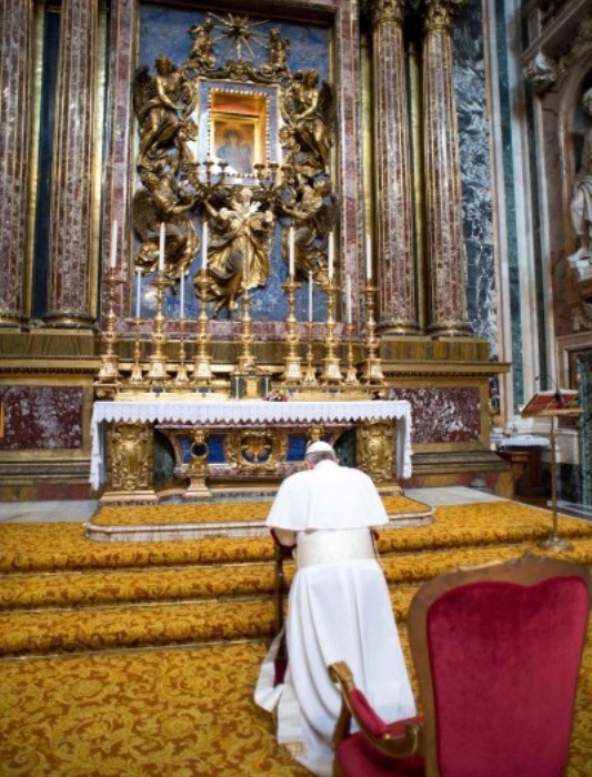 O Πάπας προσεύχεται για την επιτυχία του ταξιδιού στη Λέσβο με άσπρα και γαλάζια τριαντάφυλλα - Media