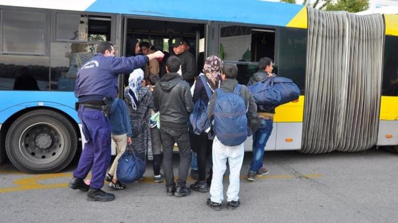 Πειραιάς: Ξεκίνησε η μεταφορά προσφύγων στον Σκαραμαγκά - Media
