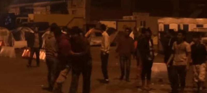Συμπλοκές μεταξύ των προσφύγων στον Πειραιά (Video) - Media