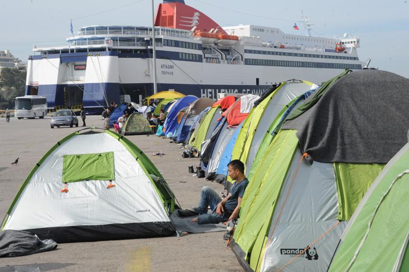Σε εξέλιξη νέα προσπάθεια αποσυμφόρησης του Πειραιά από πρόσφυγες και μετανάστες - Media