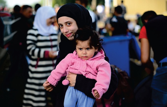 Υπ. Ναυτιλίας προς πρόσφυγες: Σας παρακαλούμε εμπιστευθείτε μας - Το λιμάνι δεν είναι Κέντρο Υποδοχής και θα αδειάσει - Media