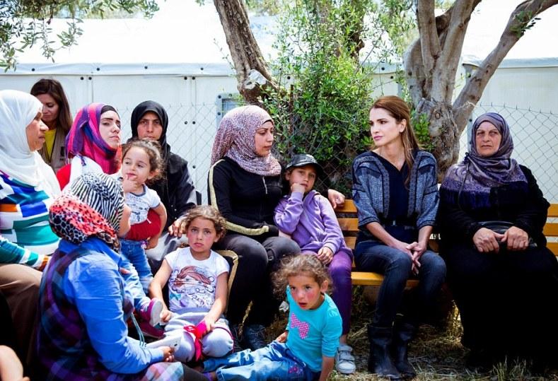 Η Βασίλισσα Ράνια στη Λέσβο με τους πρόσφυγες (Photos) - Media