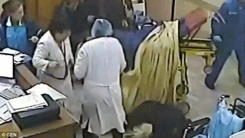 Γλίτωσε την εγχείρηση, αλλά πέθανε από πτώση: Ασθενής σκοτώνεται όταν πέφτει από το φορείο (Video) - Media