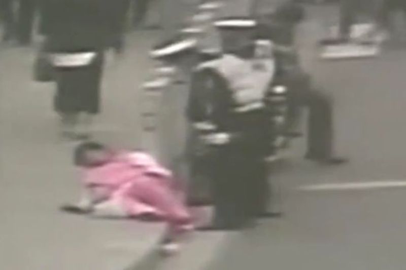 Αστυνομικοί ξεγεννούν γυναίκα στη μέση του δρόμου (Video) - Media
