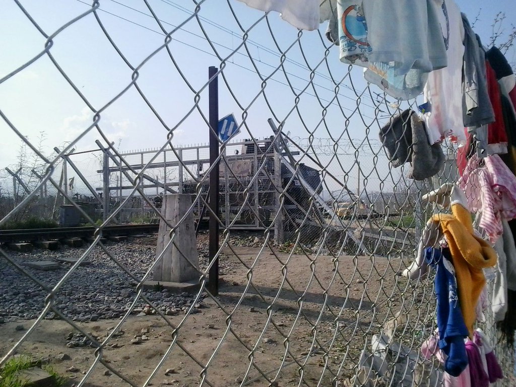 Καλωσήρθατε στην Ευρώπη: Τεθωρακισμένο όχημα πίσω από φράχτες στα ελληνοσκοπιανά σύνορα - Media
