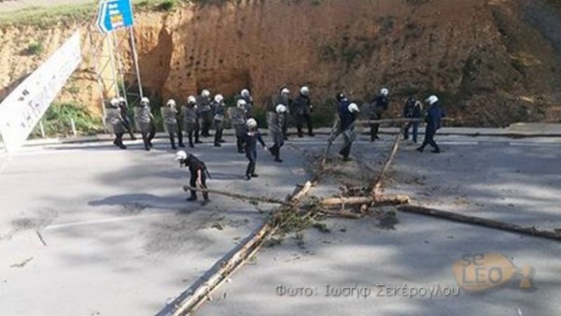 Σκουριές: Κάτοικοι έκλεισαν τον δρόμο με κορμούς δένδρων  (Photos - Media