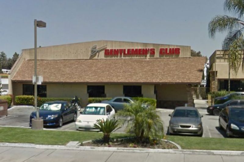 Άφησε το παιδί του στο αυτοκίνητο για να πάει σε… στριπτιτζάδικο  - Media