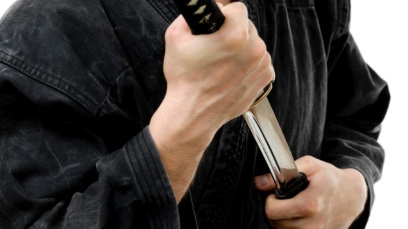 Κάρφωσε ένα ξίφος μέσα στο θώρακα του και οι γιατροί στο νοσοκομείο το τράβηξαν έξω- ΣΚΛΗΡΟ ΒΙΝΤΕΟ  - Media