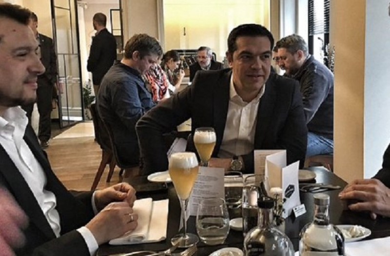 Χαλαρές στιγμές για μπύρα είχε ο Τσίπρας με τον εκδότη της Bild (Photos) - Media