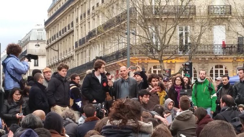 Ο Βαρουφάκης διαδηλώνει στο Παρίσι κατά του Ολάντ (Videos-Photos) - Media