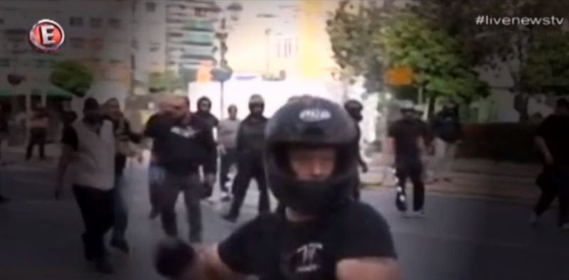 Επίθεση Χρυσαυγίτη με σιδερόβεργα σε τηλεοπτικό συνεργείο στον Πειραιά (Video) - Media