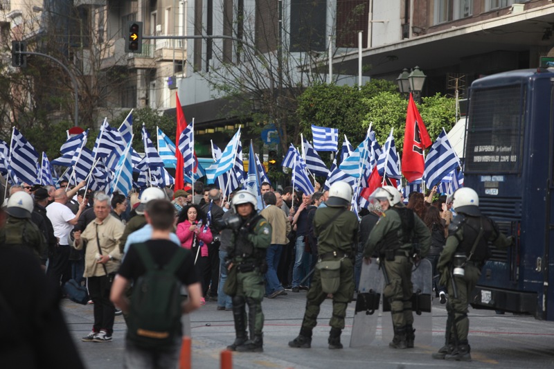 ΣΥΡΙΖΑ κατά Τόσκα για τη στάση των ΜΑΤ, στα επεισόδια των Χρυσαυγιτών στον Πειραιά  - Media