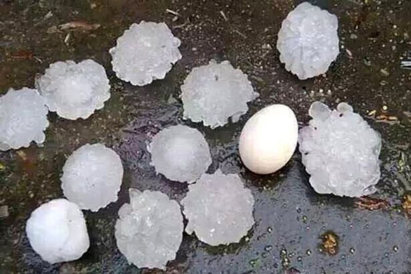 Χαλάζι σε μέγεθος μεγάλου αυγού, διαλύει αυτοκίνητα και τραυματίζει ανθρώπους (Video)   - Media