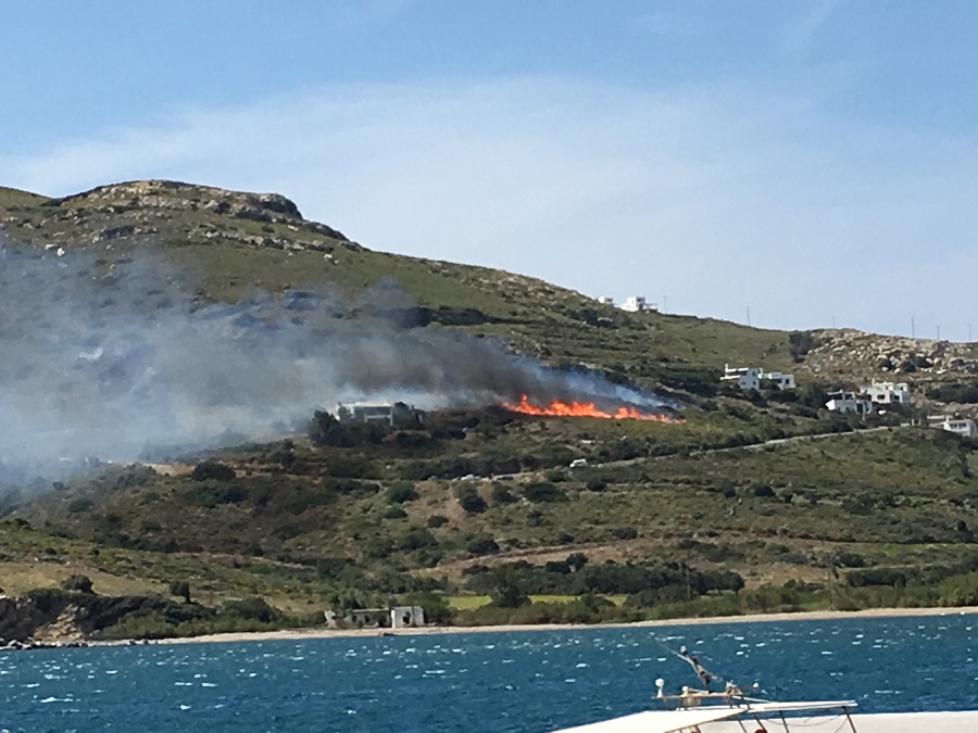 Πυροτεχνήματα έβαλαν τη φωτιά στον Χάρακα της Άνδρου - Τι ερευνά η Πυροσβεστική - Media