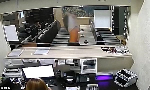 Δεν θα το πιστέψετε τι έκανε όταν την έπιασαν να καπνίζει σε εσωτερικό χώρο! (Video) - Media