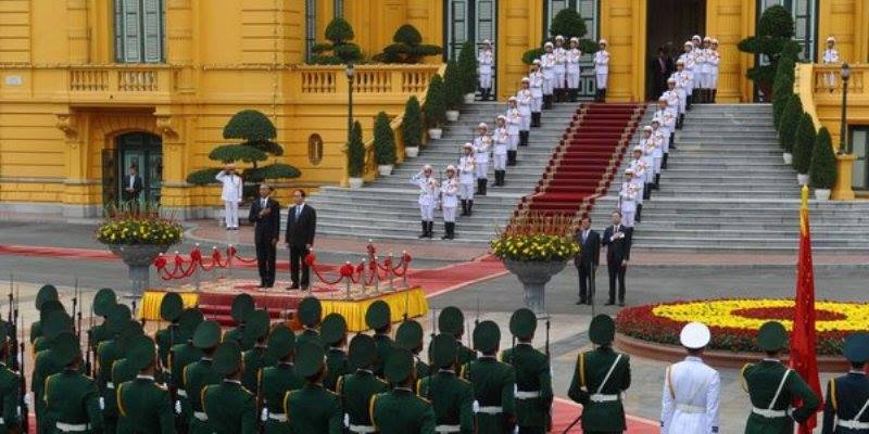 Ιστορική απόφαση - Ο Ομπάμα ανακοινώνει την άρση του εμπάργκο όπλων στο Βιετνάμ - Media