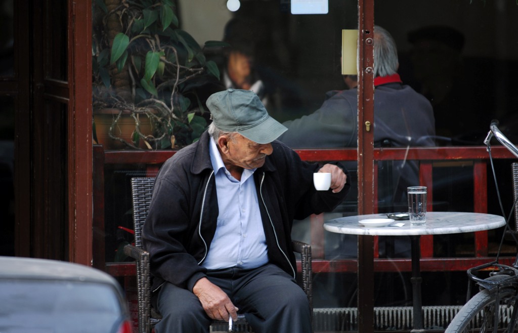 Guardian: Οι αυξήσεις φόρων απειλούν μέχρι και τους λάτρεις του καφέ στην Ελλάδα! - Media