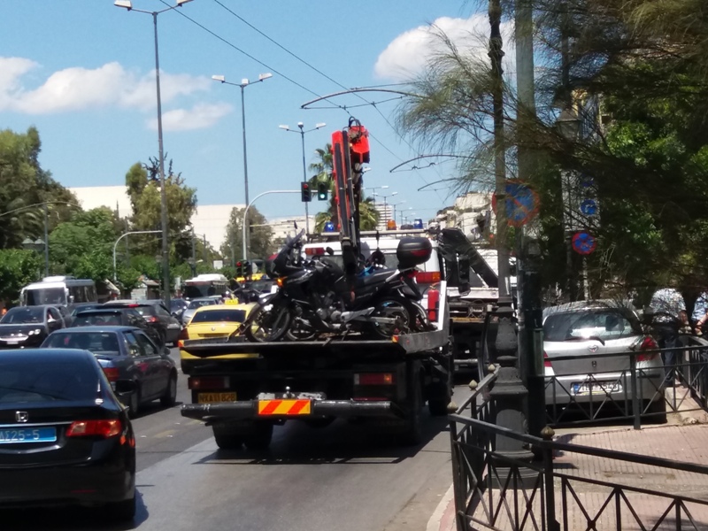 "Σαφάρι" της τροχαίας στο κέντρο για τα σταθμευμένα ΙΧ-μοτο λόγω Πούτιν - Media