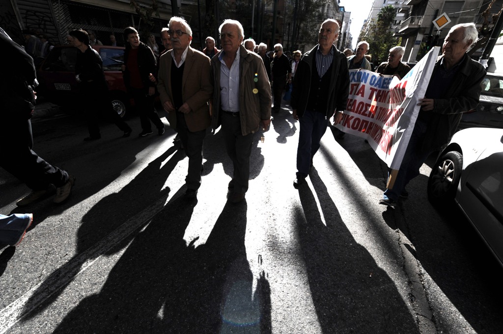 Αναλυτικά πως θα γίνει η παρακράτηση φόρου σε μισθούς και συντάξεις (Πίνακες - παραδείγματα) - Media