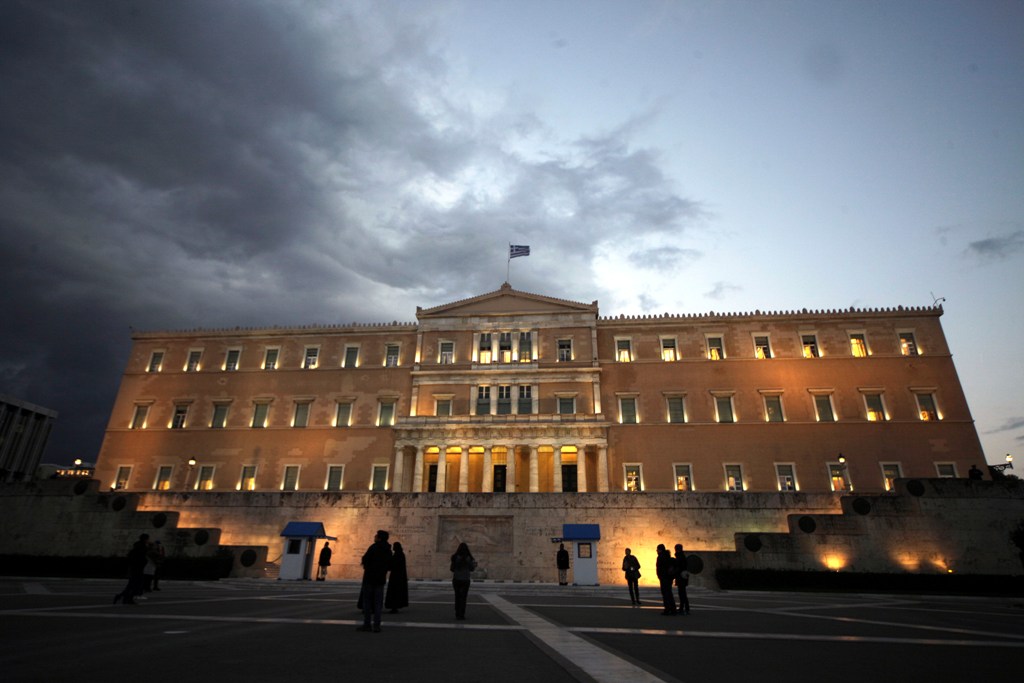 Reuters: Οι Έλληνες φοβούνται ότι οι νέες μεταρρυθμίσεις θα οδηγήσουν τη χώρα στον γκρεμό - Media