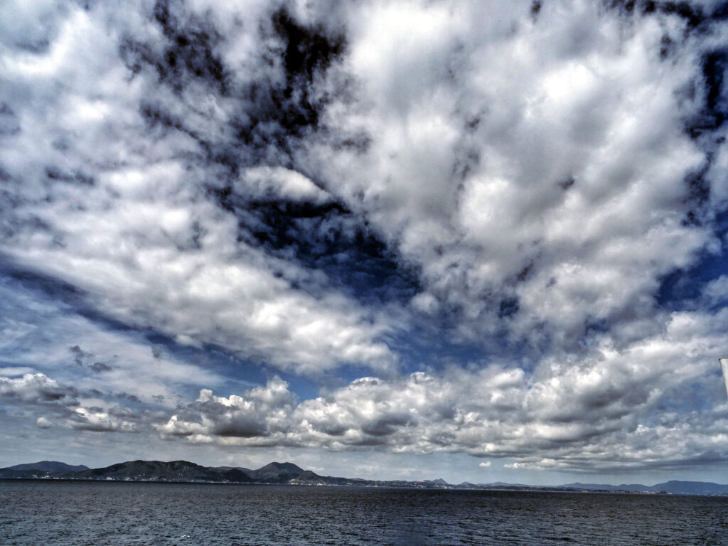 Θυελλώδεις άνεμοι και ισχυρές καταιγίδες συνθέτουν ένα «φθινοπωρινό» σκηνικό - Media