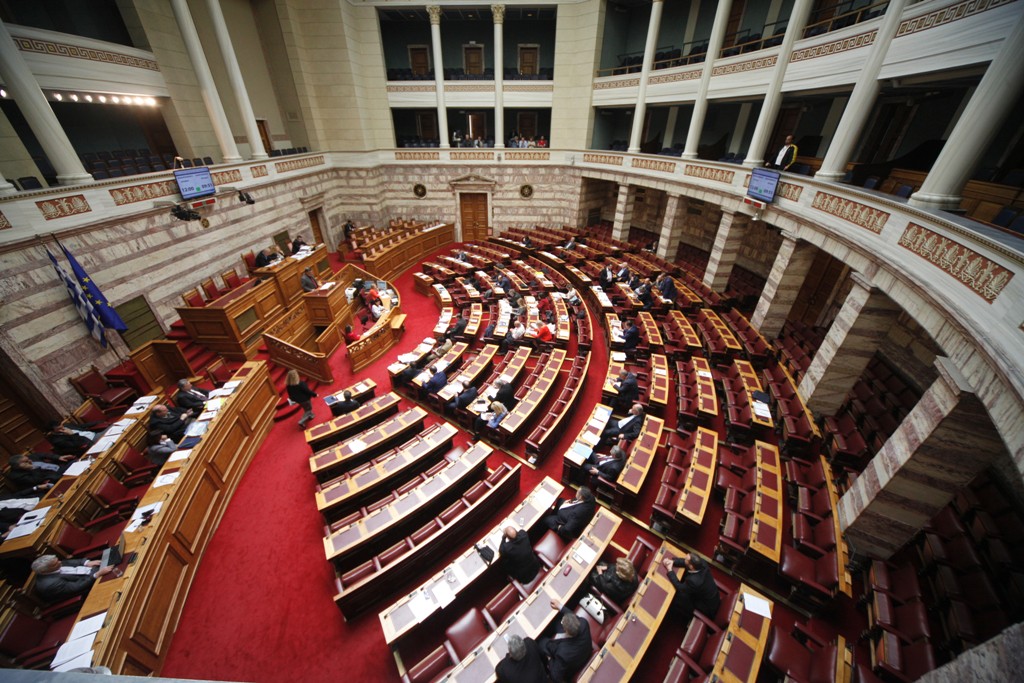 Σπάσιμο εκλογικών περιφερειών και ψήφο στα 17 ετοιμάζει η κυβέρνηση - Media