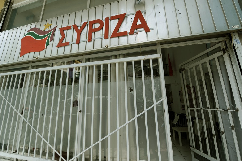 ΣΥΡΙΖΑ για επιθέσεις σε γραφεία: Δεν τρομοκρατούμαστε, ούτε εκβιαζόμαστε - Media