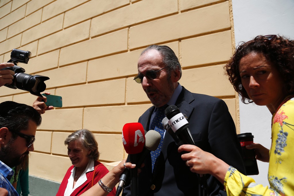 Τι αναφέρει το κατηγορητήριο κατά του Α.Μαρτίνη και της συζύγου του - Media