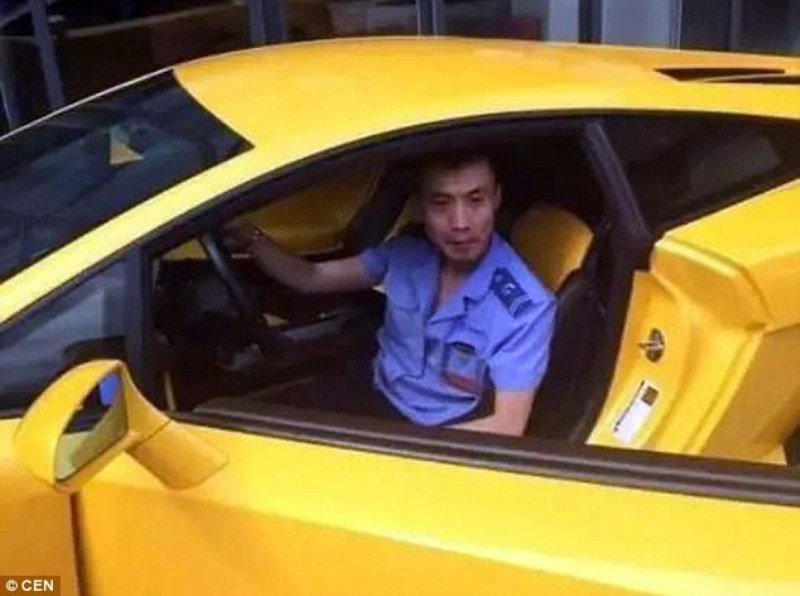 Τους άφησε με το στόμα ανοιχτό: Οδηγός λεωφορείου έφυγε με Λαμποργκίνι μετά τη βάρδια (Photos) - Media