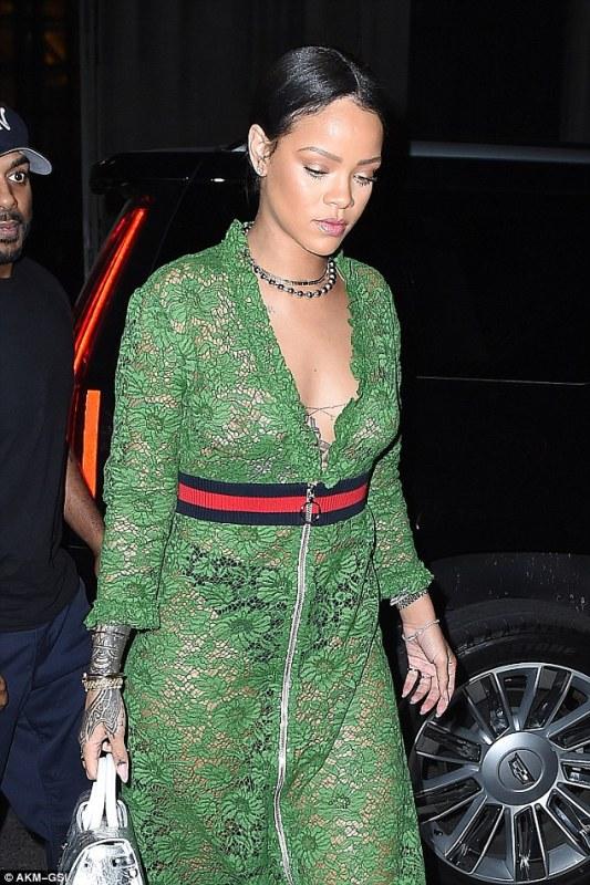 Rihanna: Εμφανίστηκε σχεδόν γυμνή! (Photos) - Media Gallery 6