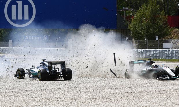 Ο Λάουντα κατηγορεί τον Χάμιλτον για το ατύχημα που στέρησε στη Mercedes τη νίκη - Media