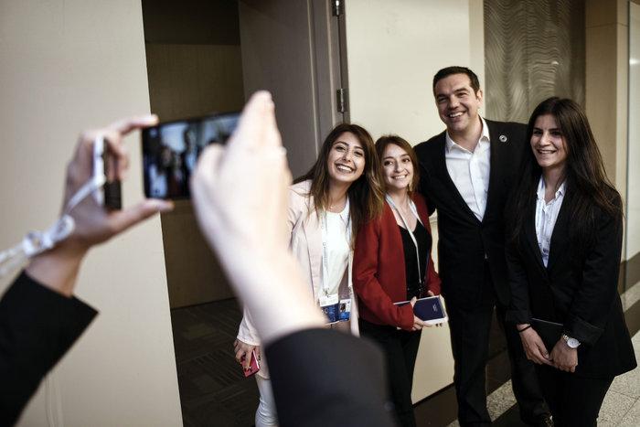 Η φωτογραφία Τσίπρα με τις χαριτωμένες Τουρκάλες (Photo) - Media